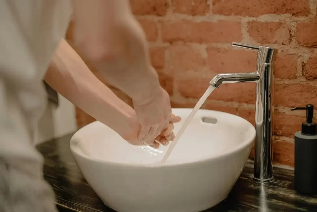 person washing the hands