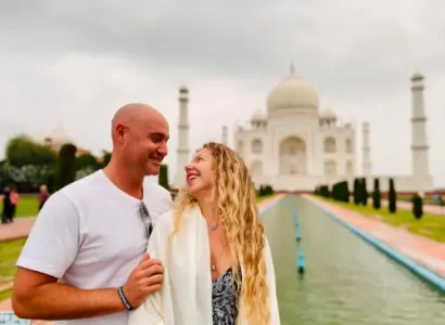 TTI-Making-couple-happy-with-Taj-Tour