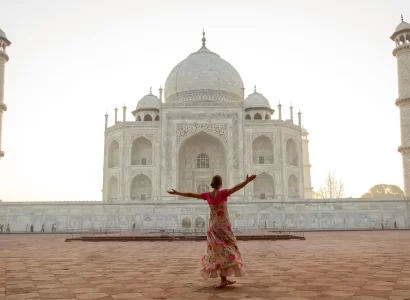 female traveller at taj mahal